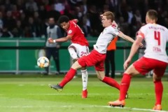 巴萨蒙锥克球场激情之夜：球迷欢呼声见证历史时刻