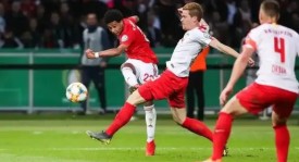 巴萨蒙锥克球场激情之夜：球迷欢呼声见证历史时刻